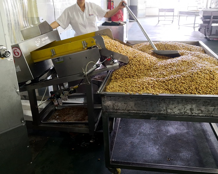 傻二哥花生食品金屬檢測機使用現(xiàn)場.jpg