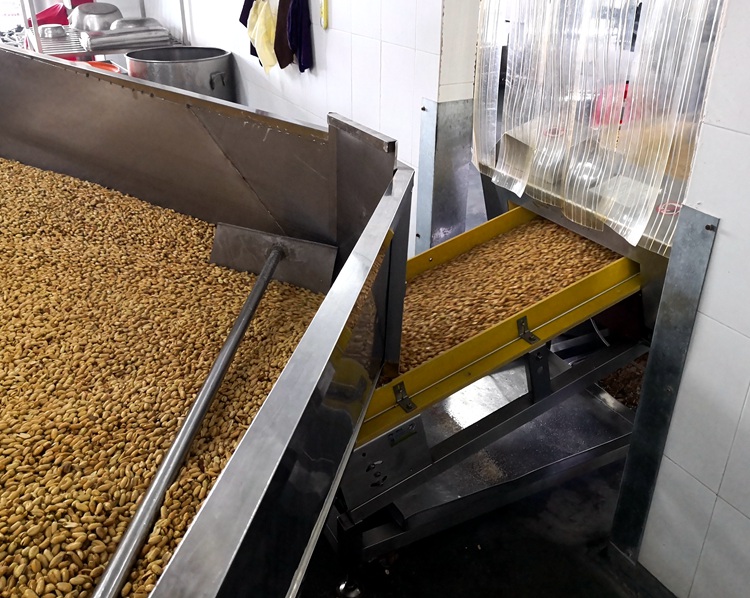 傻二哥花生食品金屬檢測機使用現(xiàn)場4.jpg