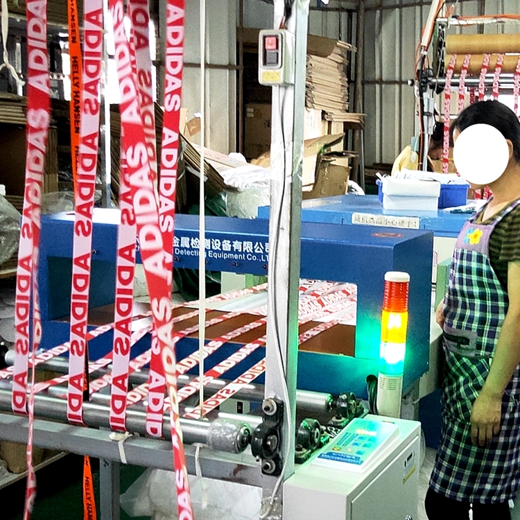 新優(yōu)利紡織織帶加裝龍門(mén)式檢針機(jī).jpg