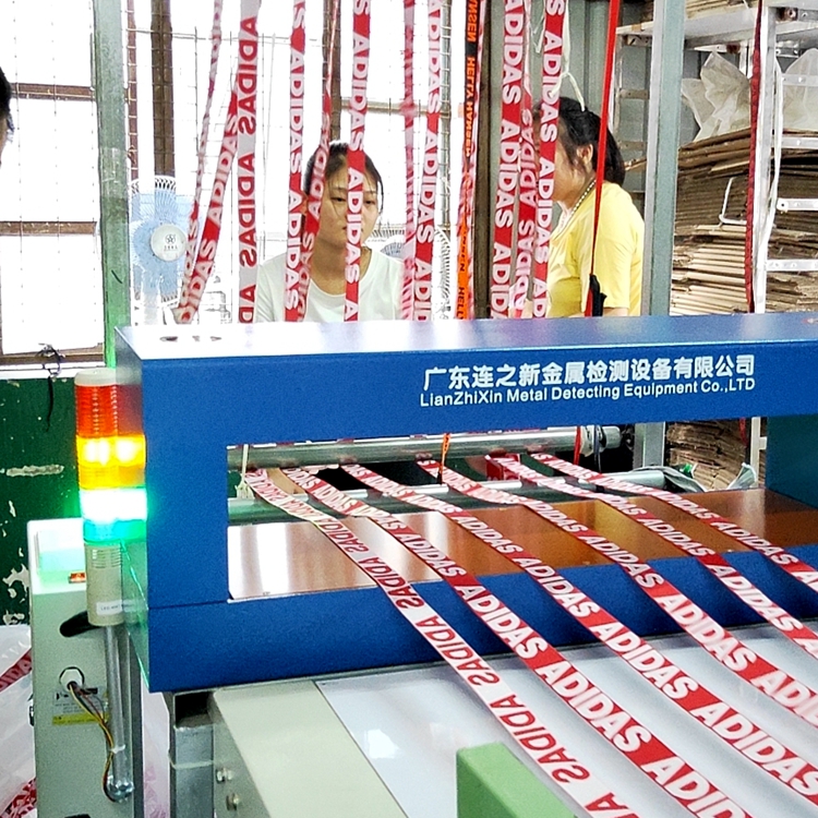 新優(yōu)利紡織織帶加裝龍門式檢針機(jī)2.jpg